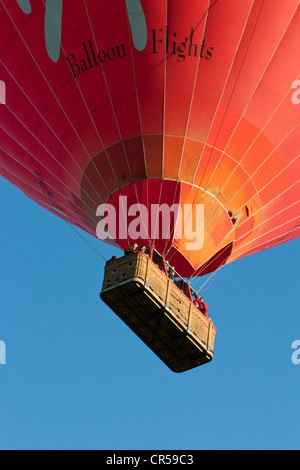 Hot Air Ballooning Ausflüge in die Jungfrau gebrandmarkt organisiert Ballon abheben von der York Knavesmire Rennbahn. Stockfoto