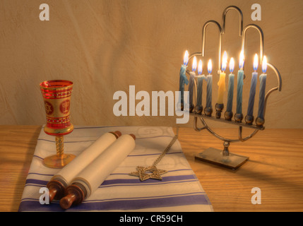 Eine jüdische Hanukkah Menorah und andere Objekte. Stockfoto