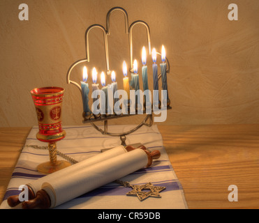 Eine jüdische Hanukkah Menorah und andere Objekte. Stockfoto