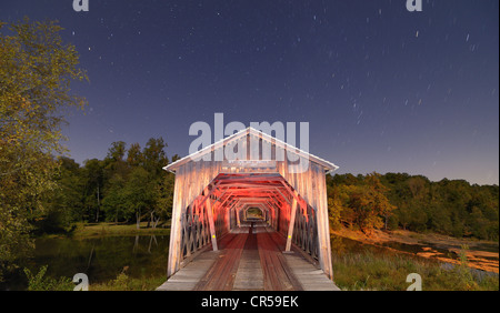 Watson Mühle bedeckt Brücke bei Watson Mill State Park, Georgia, USA. Stockfoto