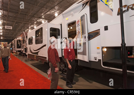 Novi, Michigan - Menschen-Shop für Freizeitfahrzeuge auf der Detroit-Camper & RV-Show. Stockfoto