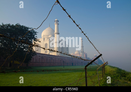 Taj Mahal, UNESCO-Weltkulturerbe, eingezäunt mit Stacheldraht, aus Sicherheitsgründen, Agra, Uttar Pradesh, Indien, Asien Stockfoto