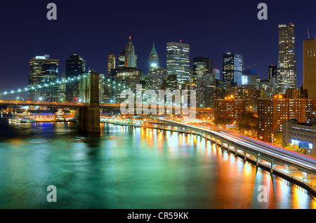 Brooklyn Brücke überspannt den East River in Richtung Manhattan in New York, New York, USA. Stockfoto