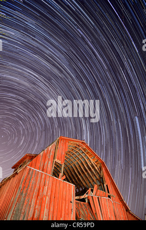 Alte rote Scheune mit Nacht Himmel Overhead. Stockfoto