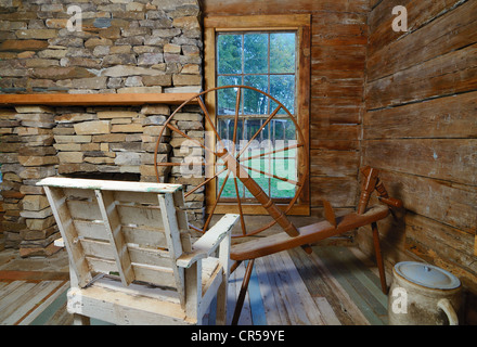 ein Vintage Webstuhl in einem zeitgenössischen Stil-Haus Stockfoto