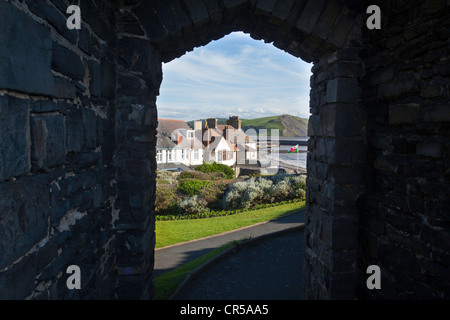 Die Küste bei Aberystwyth, Wales, gesehen durch einen Torbogen in Aberystwyth Castle Stockfoto