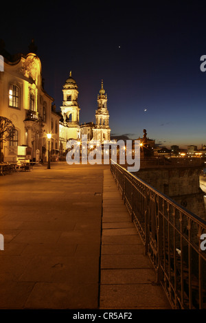 Die Standehaus und die Hofkirche von Brühl Terrasse, bekannt als der Balcón de Europa, bei Sonnenuntergang, Dresden, Sachsen, Deutschland. Stockfoto