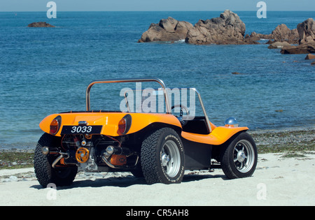 VW Strandbuggy auf einem sandigen Strand unter blauem Himmel Stockfoto