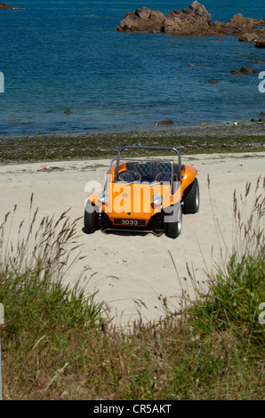 VW Strandbuggy auf einem sandigen Strand unter blauem Himmel Stockfoto