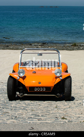 VW Strandbuggy auf einem sandigen Strand unter blauem Himmel Stockfoto