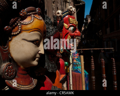 Souvenirs zum Verkauf in den Straßen von Bhaktapur, Kathmandu, Nepal, Südasien Stockfoto