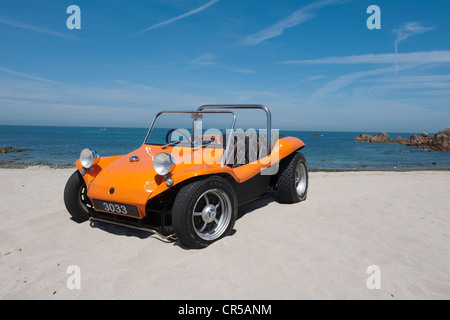 VW Strandbuggy auf einem sandigen Strand unter blauem Himmel Stockfoto