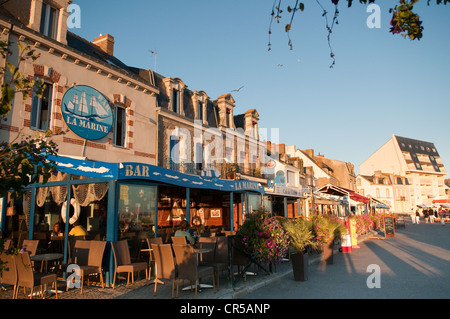 Frankreich, Loire-Atlantique, La Turballe, Restaurants am Quai Saint-Pierre Stockfoto