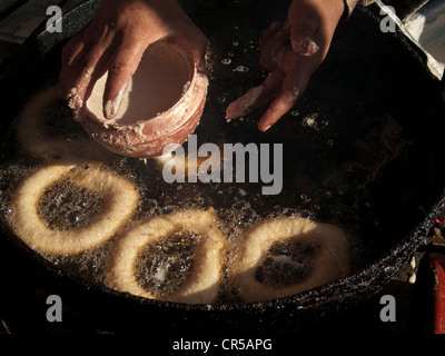 Sel Roti, traditionelle Nudelsuppen Frühstück für nepalesische Volk, Kathmandu, Nepal, Südasien Stockfoto