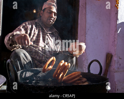 Sel Roti, traditionelle Nudelsuppen Frühstück für nepalesische Volk, Kathmandu, Nepal, Südasien Stockfoto