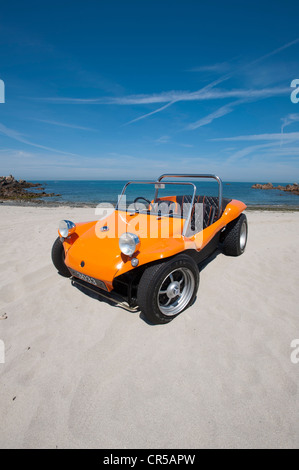 VW Strandbuggy auf einem sandigen Strand unter blauem Himmel Stockfoto