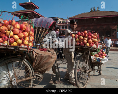 Straßenhändler verkaufen Äpfel in den Straßen von Kathmandu, Nepal, Südasien Stockfoto