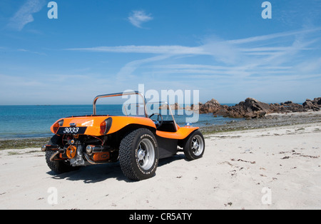 VW Strandbuggy auf einem sandigen Strand unter blauem Himmel Stockfoto