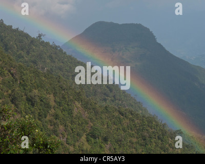 Regenbogen über einen Grat nach einem Regenschauer in Helambu Region, Nepal, Asien Stockfoto