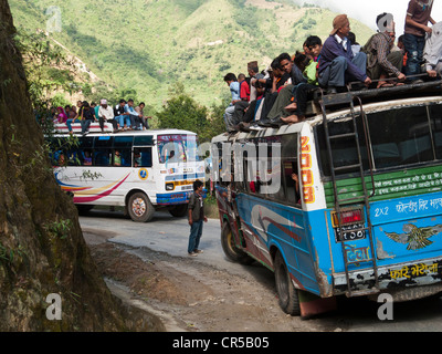 Überladene Busse auf dem Weg von Kathmandu nach Dhunche, Trisuli Bazar, Langtang Himal, Himalaya, Nepal, Asien Stockfoto