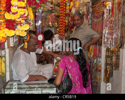 Shop mit Kunden in den engen Gassen von Alt-Delhi, Delhi, Indien, Asien Stockfoto