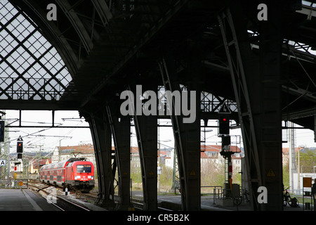 Doppelstock S-Bahn s Bahn Ankunft am Bahnhof Dresden-Neustadt, Sachsen, Deutschland. Stockfoto