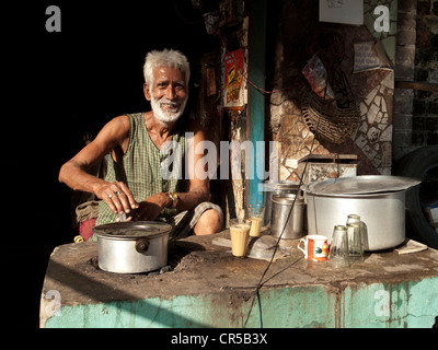 Chai Wallah Tee in seinem Chai-Shop in den Straßen von New Delhi, Indien, Asien Stockfoto