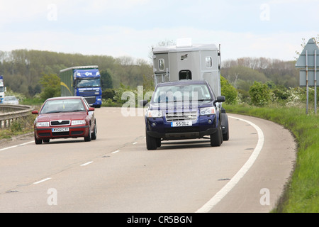 Land Rover Freelander 2 Abschleppen Ifor Williams Pferdeanhänger Stockfoto