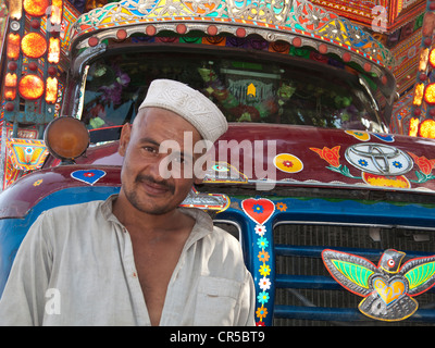 Pakistanische LKW-Fahrer, stolz auf sein buntes Fahrzeug, Gilgit, North West Frontier, Pakistan, Südasien Stockfoto