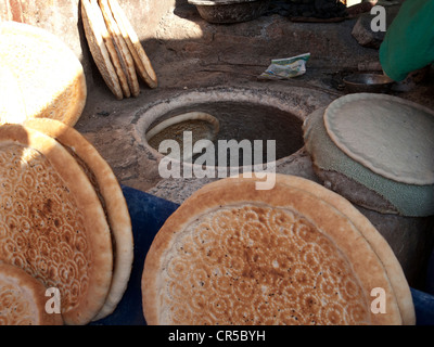 Uiguren Brot, im tandoori Ofen hergestellt und verkauft in den Straßen von Kashgar, Xinjiang, China, Asien Stockfoto