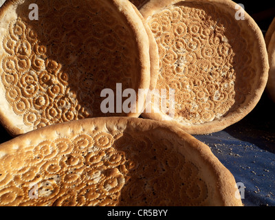 Uiguren Brot, im tandoori Ofen hergestellt und verkauft in den Straßen von Kashgar, Xinjiang, China, Asien Stockfoto