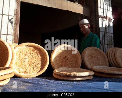 Uiguren Brot, im tandoori Ofen hergestellt und verkauft in den Straßen von Kashgar, Xinjiang, China, Asien Stockfoto