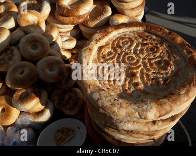 Uiguren Brot, im tandoori Ofen hergestellt und verkauft in den Straßen von Kashgar, Xinjiang, China, Asien Stockfoto