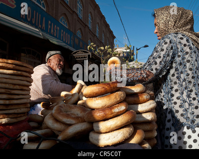 Uiguren Brot, im tandoori Ofen hergestellt und verkauft in den Straßen von Kashgar, Xinjiang, China, Asien Stockfoto