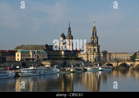 Hofkirche-Kirche und Dresdner Residenzschloss, gesehen auf der Elbe von Carolabruecke zu überbrücken, Dresden, Sachsen, Deutschland, Europa Stockfoto