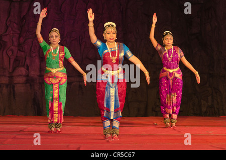 Tänzer bei einem Auftritt während der jährlichen Tanzfestival in Mahabalipuram, Tamil Nadu, Indien, Asien Stockfoto