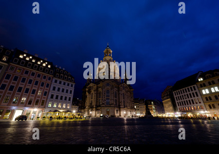 Die wieder aufgebaute Frauenkirche, wie gesehen von Neumarkt Square bei Nacht, Dresden, Sachsen, Deutschland, Europa Stockfoto