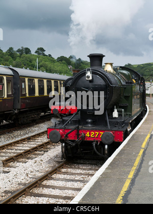 Makellose Dampf Lokomotive Nummer 7827 Lydham Manor in Dampf angekommen Kingswear Railway Station Bahnhof in Dartmouth. Stockfoto