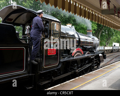 Makellose Dampf Lok Nummer 7827 Lydham Manor in Dampf am Bahnhof von Paignton mit Fahrer Stockfoto