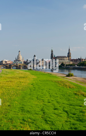 Der historische Teil der Stadt, gelegen an der Elbe, gesehen von der Marienbruecke Bridge, Dresden, Sachsen, Deutschland, Europa Stockfoto