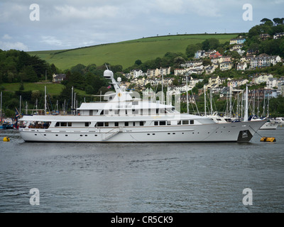 Beeindruckende Luxusyacht Legende im Fluss Dart am Dartmouth in Devon England festgemacht. Diese Superyacht ist 56 Meter lang. Stockfoto