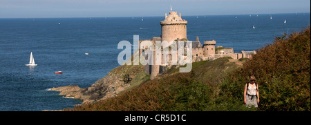 France, Cote d'Armor, Emeraude coast, Fort La Latte, hiker on the GR 34 Douaniers trail Stockfoto