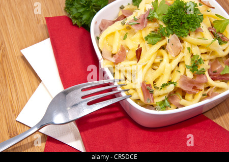 Portion Käse Spätzle mit Besteck (Makro-Ansicht) Stockfoto