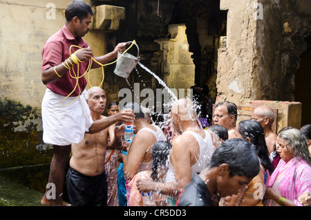 Pilger am 22-Stationen-Dusche-Kreis um den Ramanathaswamy-Tempel, eine Zeremonie für kleine Sünden wegwaschen, Indien Stockfoto