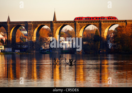 Harkortsee, steinerne Eisenbahnbrücke, Viadukt, über die Ruhr, s-Bahn in Herdecke, Nordrhein-Westfalen, Deutschland, Stockfoto