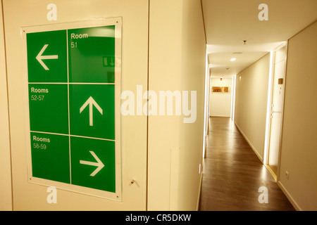 Flur in einem Hotel, Wegbeschreibungen zu den Hotelzimmern. Stockfoto