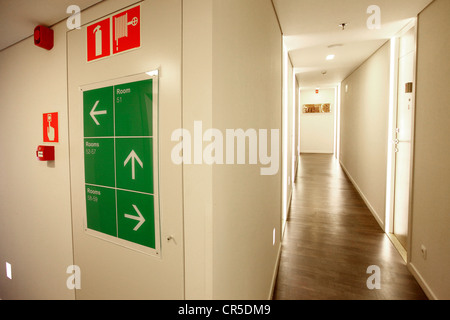 Flur in einem Hotel, Wegbeschreibungen zu den Hotelzimmern. Stockfoto