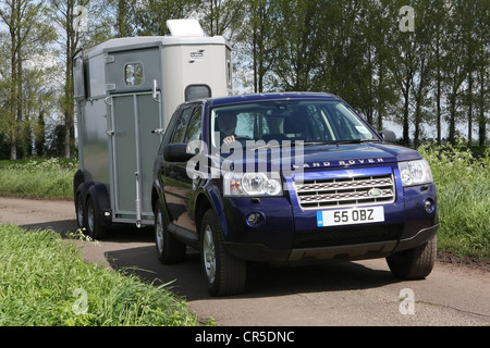 Land Rover Freelander 2 Abschleppen Ifor Williams Pferdeanhänger Stockfoto