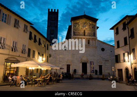 Italien, Toskana, Lucca, Piazza und Kirche San Frediano Stockfoto