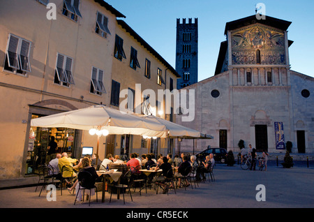 Italien, Toskana, Lucca, Piazza und Kirche San Frediano Stockfoto